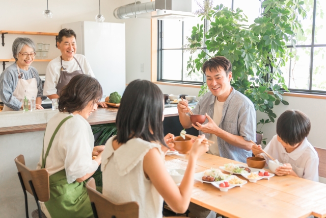 二世帯住宅の食事風景