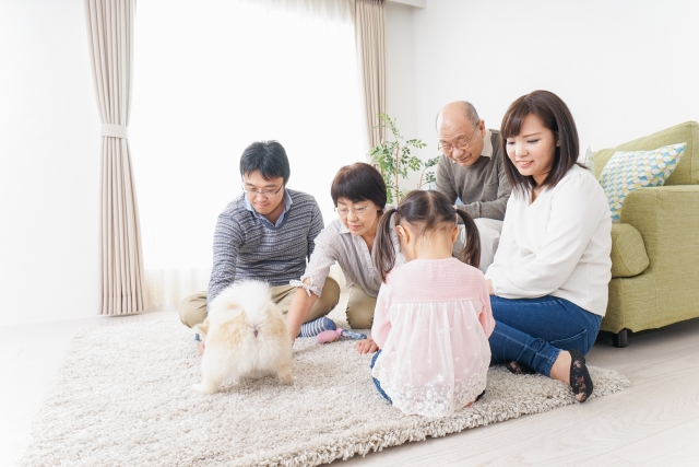 家族とペットが写っている写真